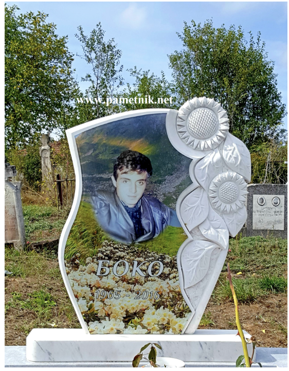 Паметник с триплекс